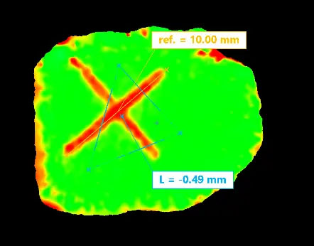 样品的3D模型，其高度和深度相对于左图中的参考平面（紫色）。红色表示相对于参考平面的负（较深）区域。绿色表示与参考平面高度相同的区域。