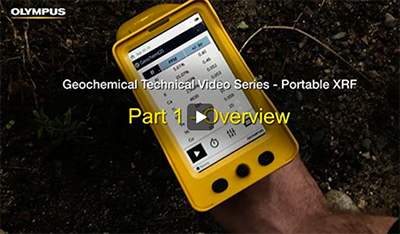 放置于野外台座中并与PC机连接的Vanta M型系列分析仪