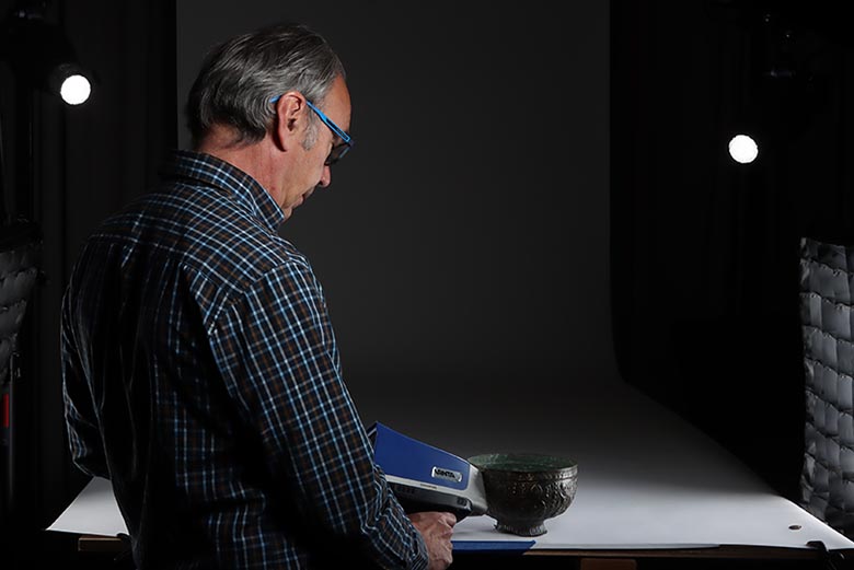 Artemis（阿尔特米斯）测试实验室的工作人员正在使用Vanta手持式XRF分析仪检测一个黄铜容器。