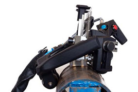 用于对电阻焊接长缝进行UT检测的扫查器正在电阻焊钢制管道上进行周向扫查