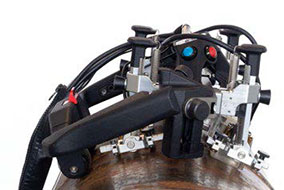 用于对焊接长缝进行UT检测的AxSEAM扫查器正在钢制管道上进行周向扫查