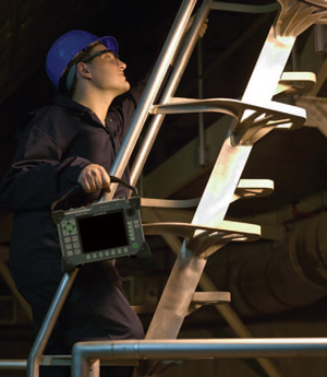 手持便携式EPOCH 1000仪器的检测人员