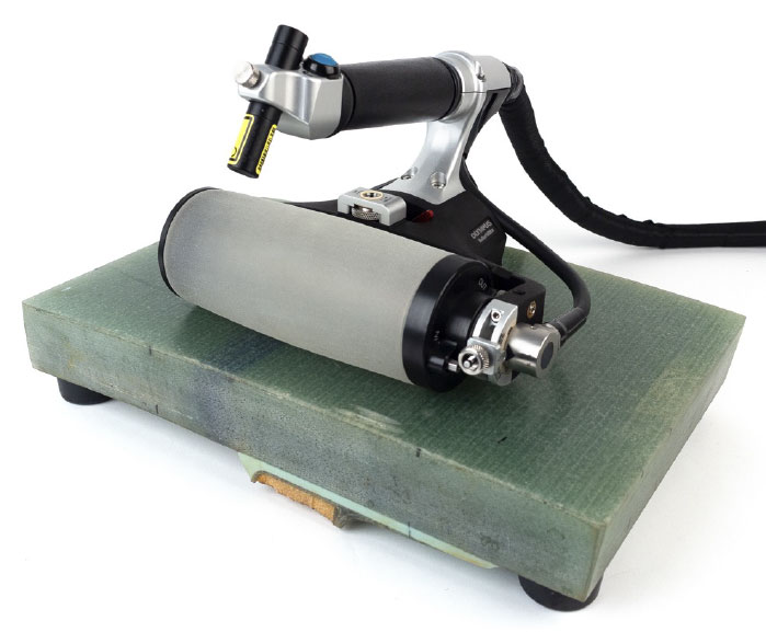 放置在风力涡轮机叶片样品截面上的RolleerFORM XL相控阵轮式探头