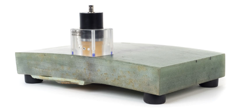 放置在风力涡轮机叶片样品截面上的M2008 UT探头和Aqualene楔块