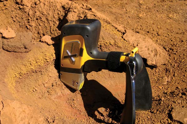 握于检测人员手中的DELTA手持式XRF分析仪