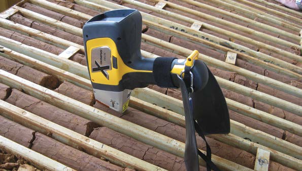 DELTA手持式XRF分析仪正在检测钢材料