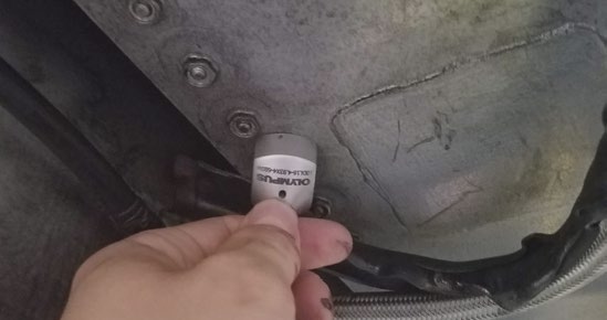 对头顶上的飞机紧固件孔进行检测