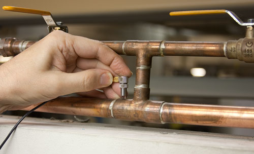 正在使用探头检测一个钎焊接头