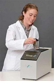 BTX台式XRD分析仪正在检测样品