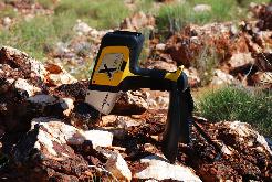 DELTA手持式XRF分析仪正在分析矿石