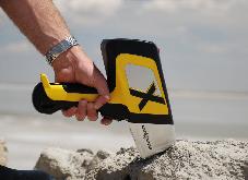 DELTA手持式XRF分析仪正在检测矿石