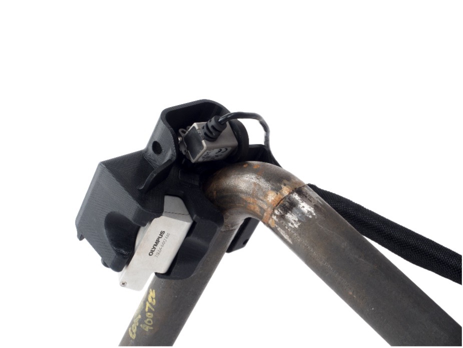 安装在小直径管道上的装有相控阵探头的FlexoFORM扫查器