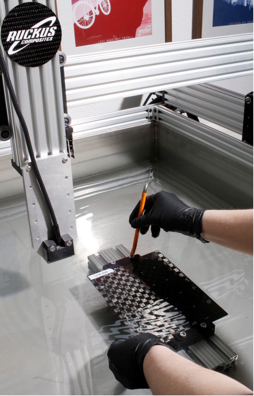 定制的平板样件被装载到三轴龙门水浸槽中。