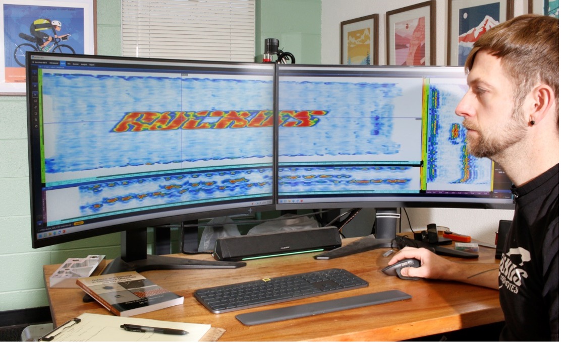 Shawn正在调整软件的灵活布局，优化视图，以满足他的检测需求。