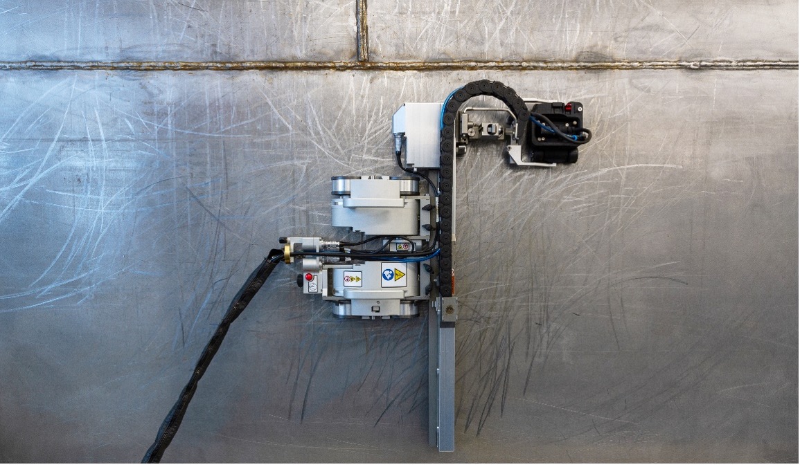 与HydroFORM扫查器组装在一起的远程控制SteerROVER扫查器，放置在带有焊缝的金属表面上