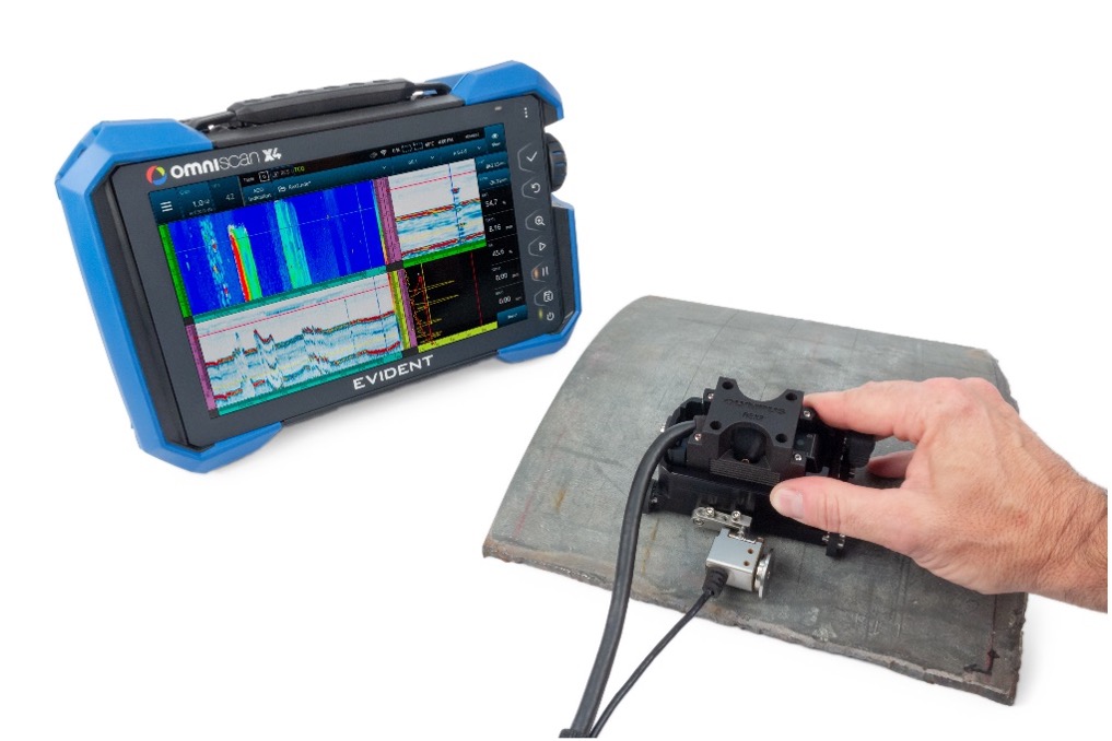 探测到腐蚀缺陷的相控阵扫查结果显示在与REX2双晶线阵探头和Mini-Wheel编码器（放置在金属板上）连接的OmniScan X4探伤仪的屏幕上。