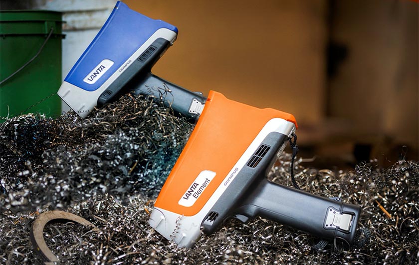 一台XRF分析仪的价格是多少？正在回收站检测废旧金属的Vanta XRF分析仪