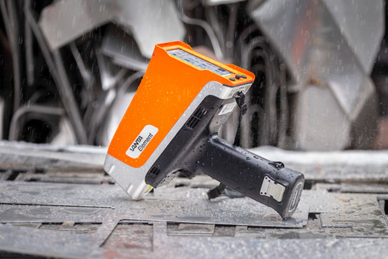 XRF analyzer identifying alloys