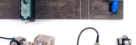 钢线编码器、通用托架和 Mini-Wheel（袖珍轮）编码器组合在一起使用的图像