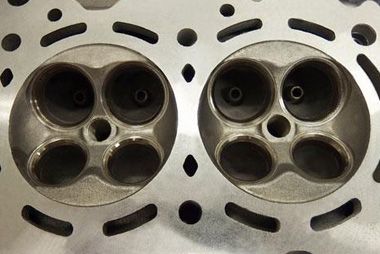 使用工业视频内窥镜检测汽车发动机水套