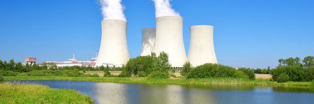 远处为核电站，前景为河流