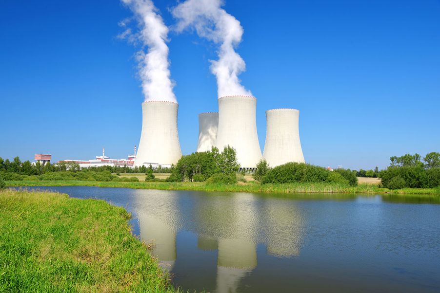 远处为核电站,前景为河流