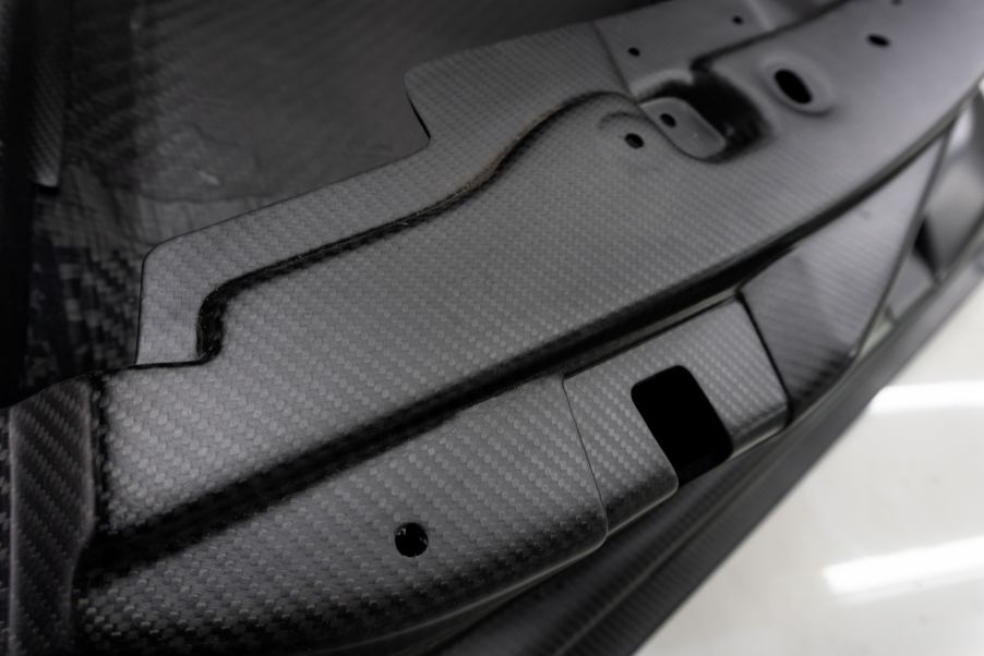 使用碳纤维复合材料制成的汽车部件