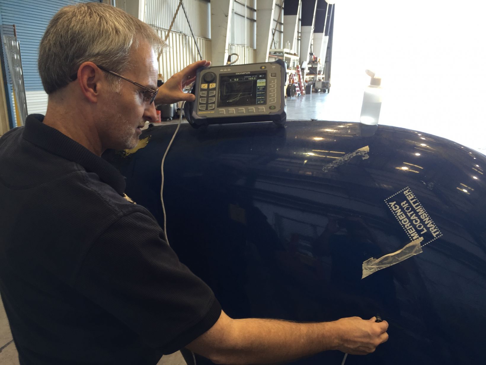 使用粘接检测仪进行复合材料检测