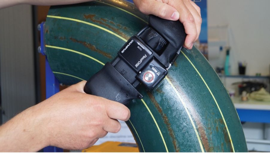 放置于管道弯头上的FlexoFORM工业超声和相控阵扫查器