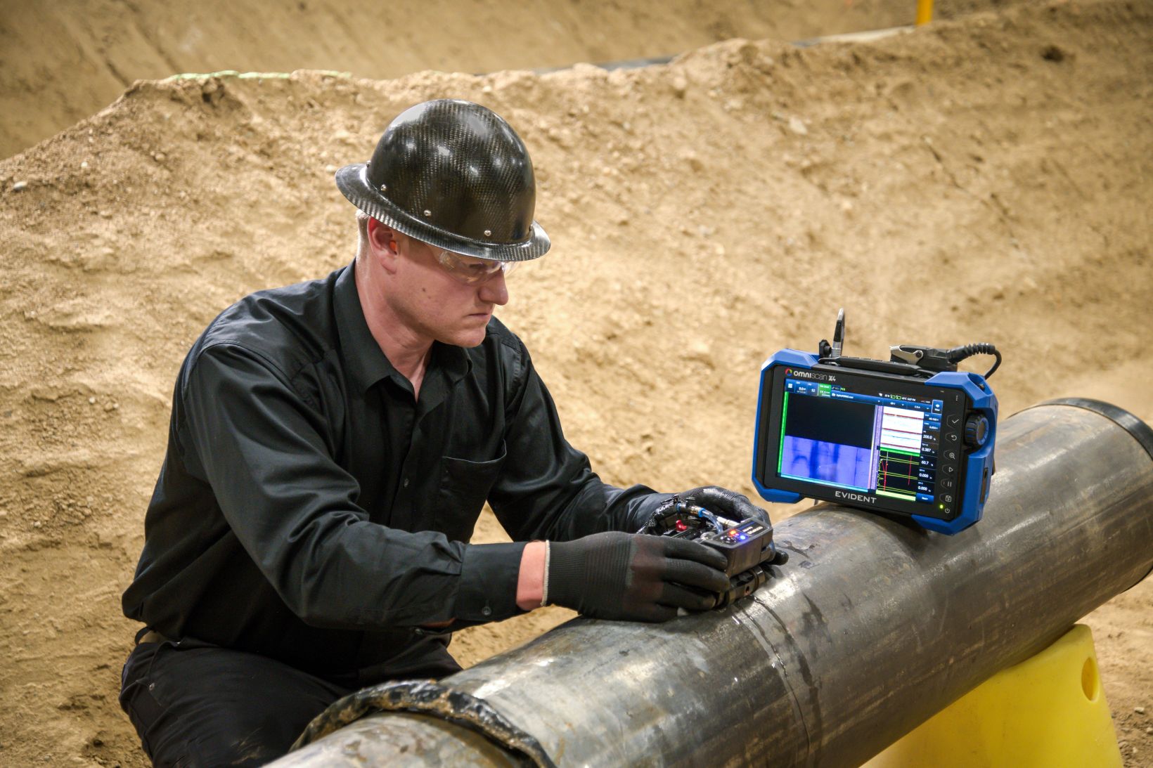 检测人员正在使用相控阵探伤仪进行腐蚀检测