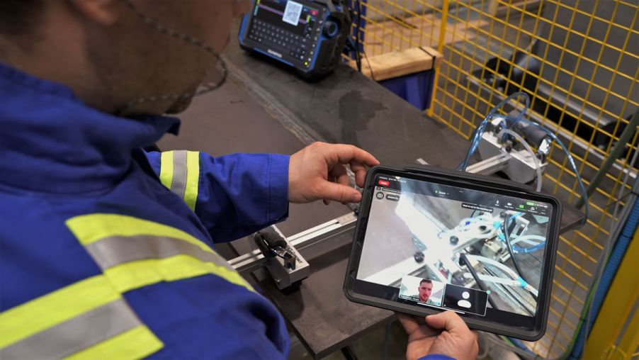 使用OmniScan X3探伤仪和视频会议远程支持工具的焊缝检测员