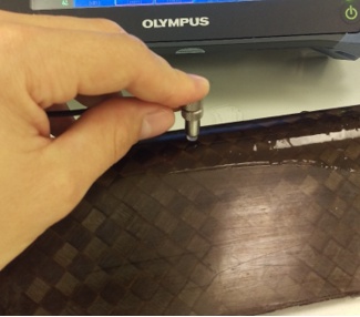 单晶超声探头耦合到一个碳纤维增强聚合物标准试块的弧面部分。