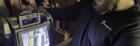 Veracity Technology Solutions公司的检测人员正在使用奥林巴斯的IPLEX NX视频内窥镜对发电厂的燃气轮机进行内窥检测