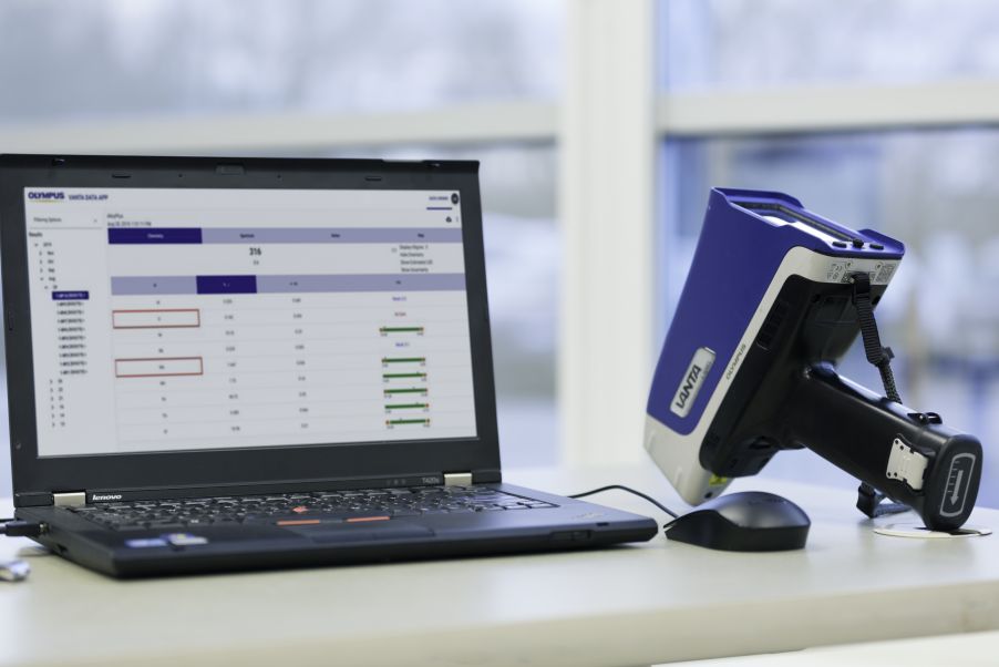 连接了计算机的Vanta分析仪