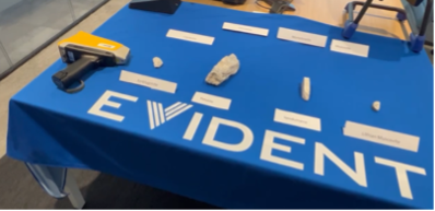 桌上各种锂样品旁边的Vanta便携式XRF分析仪。