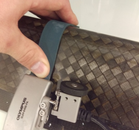 柔性阵列探头耦合到CFRP标准试块的平面部分和半径为25毫米的弧面外壁