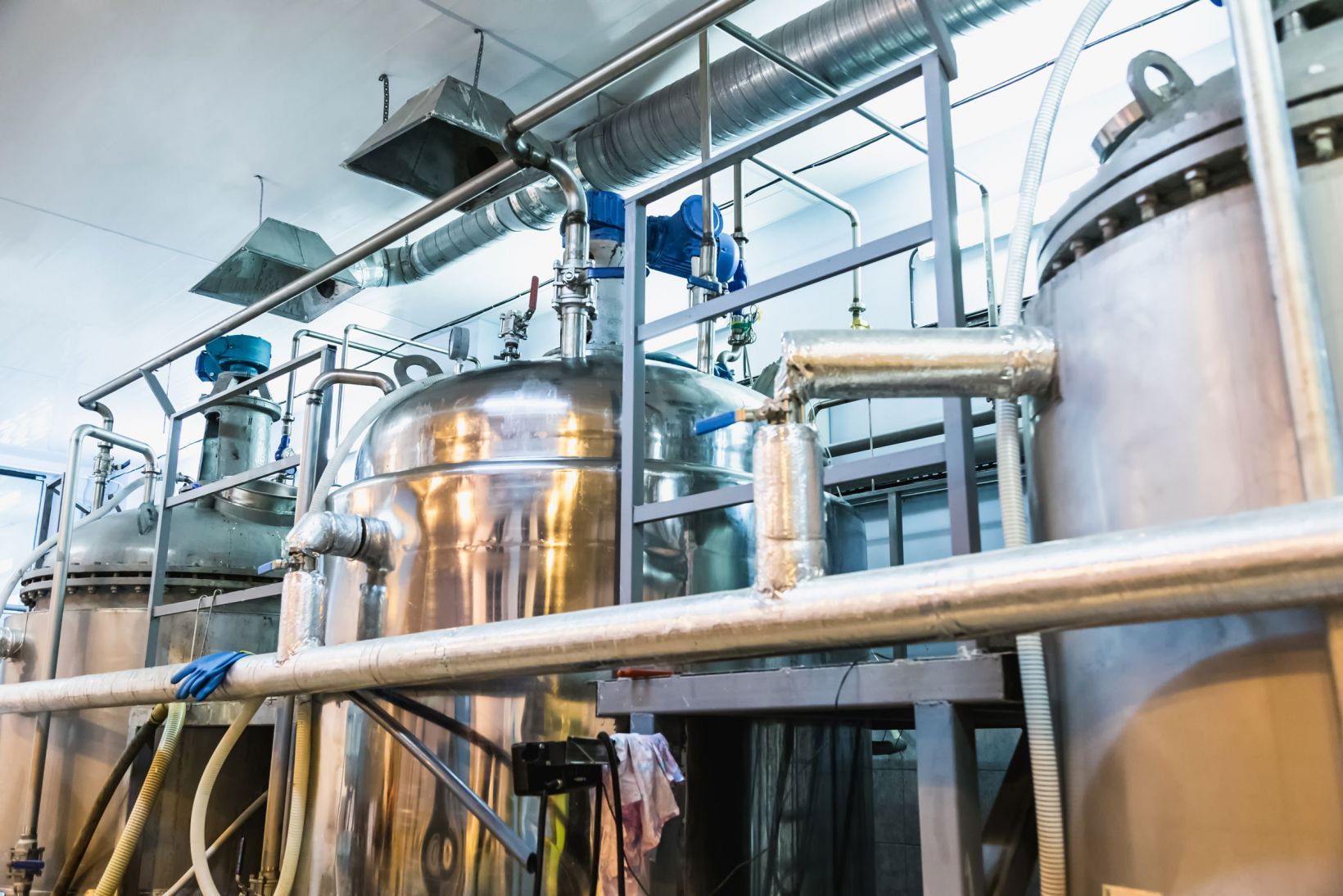 制药厂的储罐、容器和管道