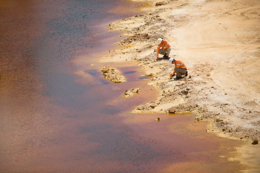 两名工人正使用Vanta XRF分析仪进行地球化学和土壤元素成分检测