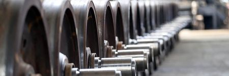 制造生产线上即将接受在线超声检测系统的质量控制检测的火车轮