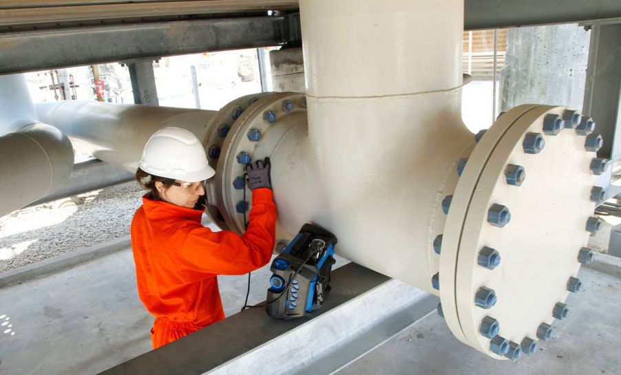 NDT检测人员正在使用OmniScan X3相控阵探伤仪的全聚焦方式对管道进行在役无损检测