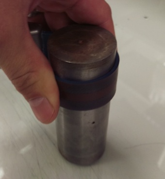 将柔性阵列探头绕在直径为40毫米的量规上呈凸面弯曲状以测试其物理极限