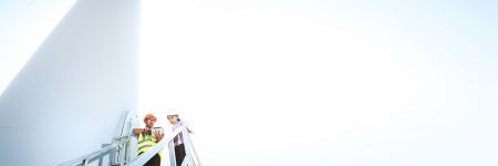 风力涡轮机下的检测人员