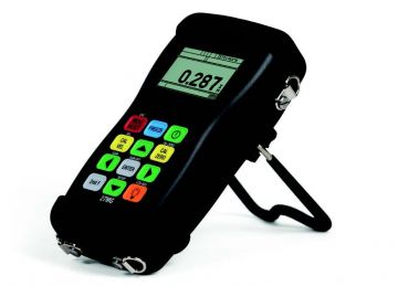 装有可选橡胶保护套的27MG，保护套上带有颈挂带和仪器支架