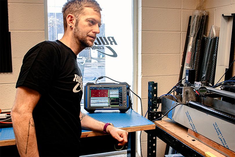 Ruckus Composites的Shawn Small在进行相控阵检测