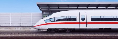 停靠在火车站铁轨上的列车