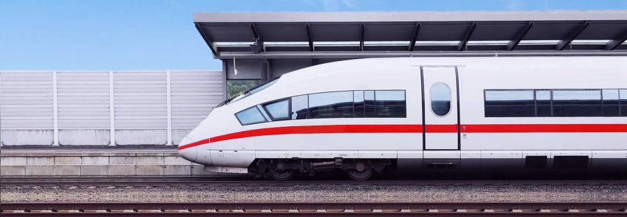 停靠在火车站铁轨上的列车