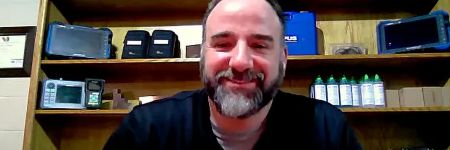 通过视频会议与办公室中的Charles Hansen对话