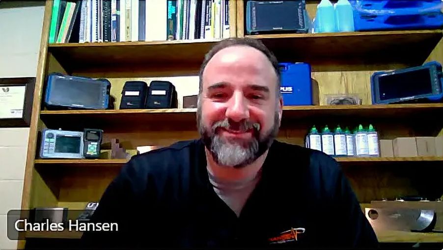 通过视频会议与办公室中的Charles Hansen对话